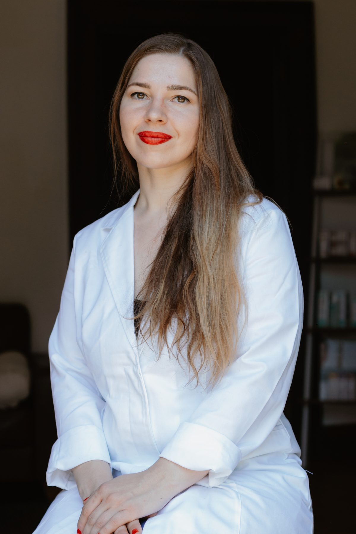 Anna Cherkasova, especialista en microblading de cejas en León, España